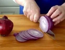 Para suavizar el sabor de las cebollas